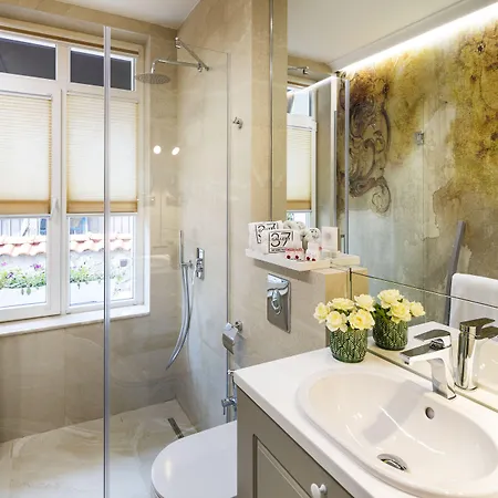 Gallery 37 Powered By Aston Hotel