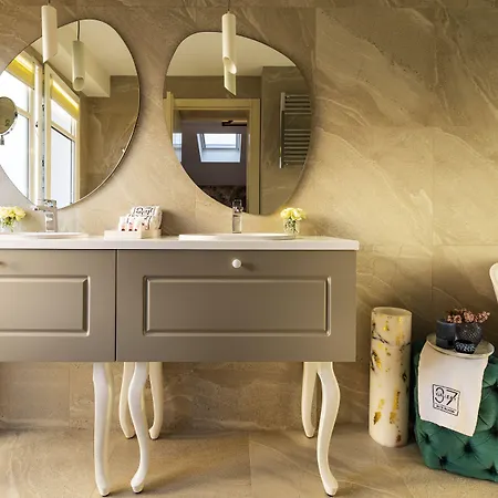 Отель Art Boutique Gallery 37 - Superb Location In The Old Town